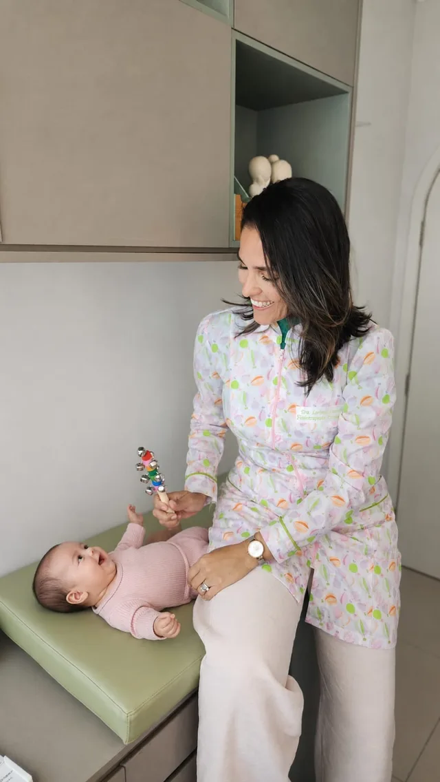 Dra. Larissa em atendimento pediátrico