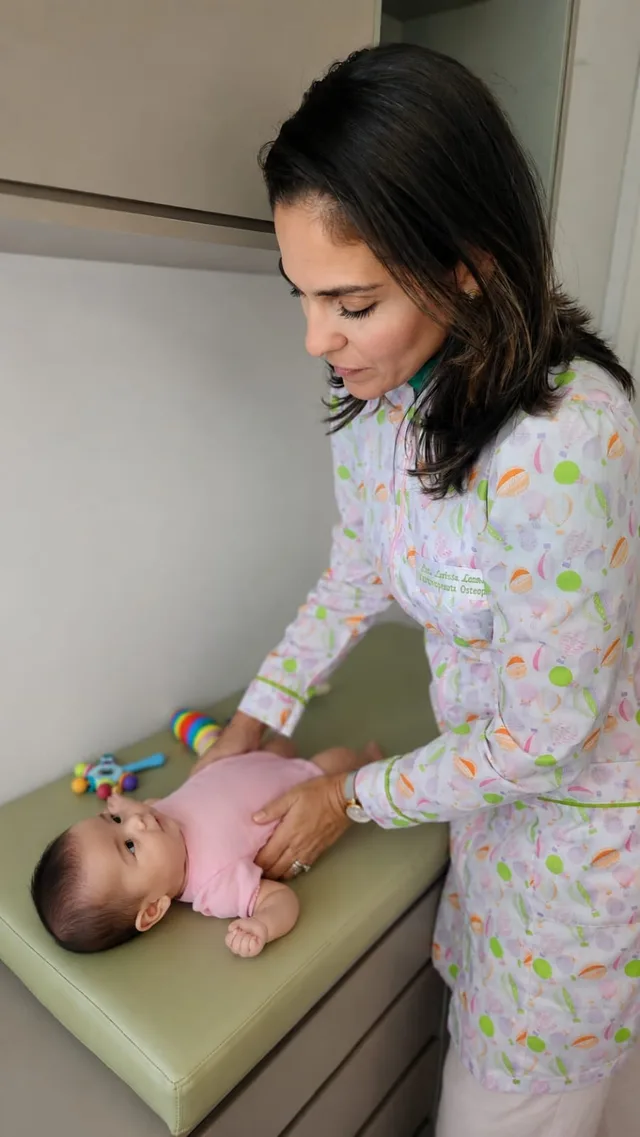 Dra. Larissa durante uma avaliação osteopática pediátrica