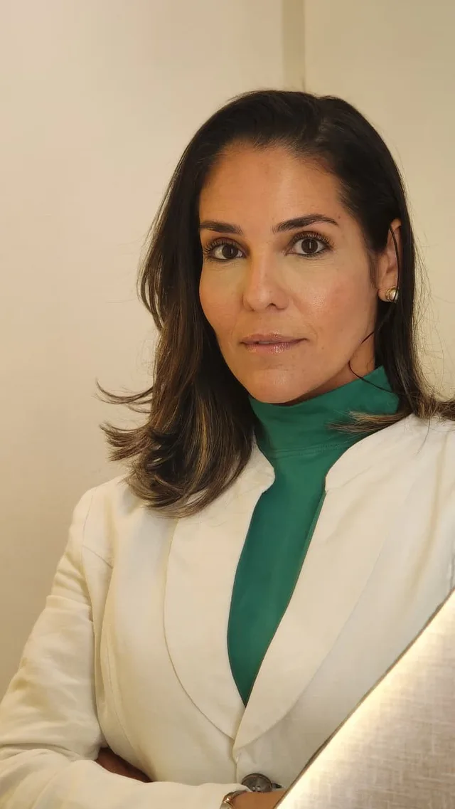 Dra. Larissa em retrato profissional